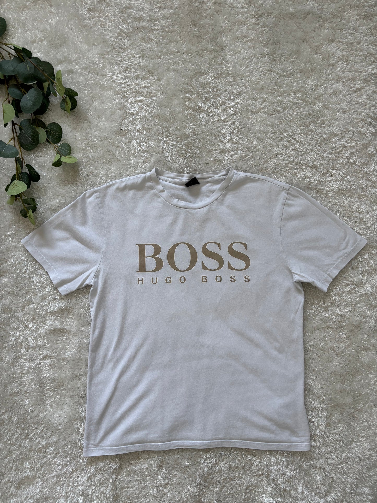 Hugo Boss T-Shirt (Много леко напукана)