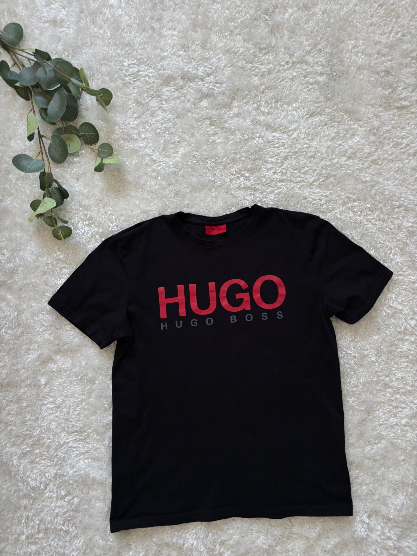 Hugo Boss T-Shirt (Леко Напукана)