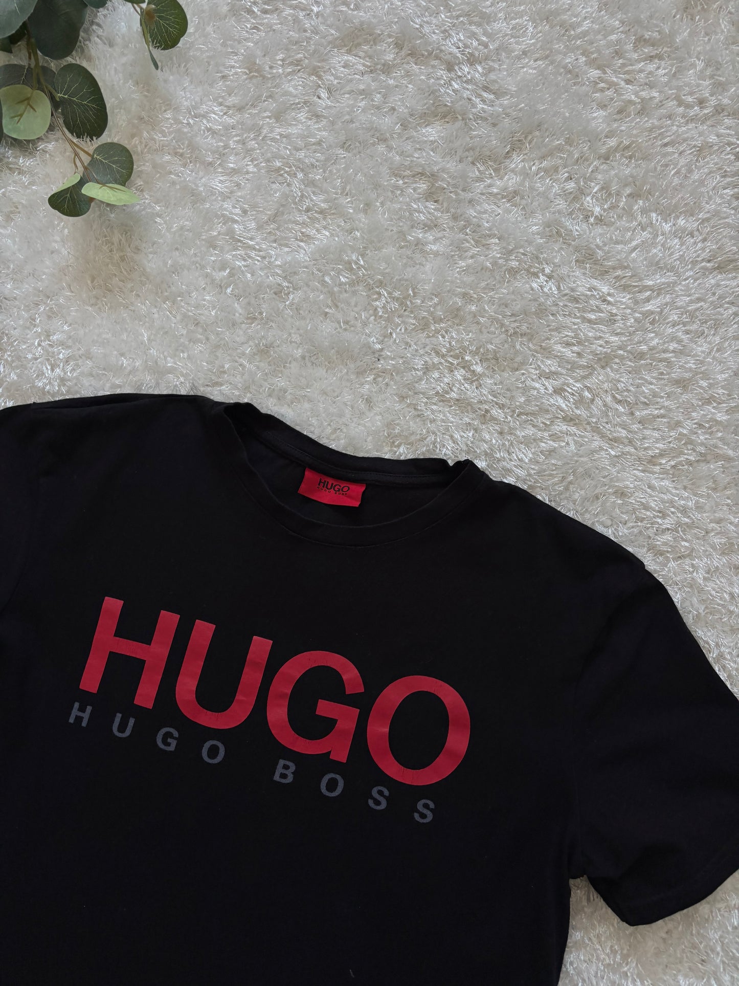 Hugo Boss T-Shirt (Леко Напукана)
