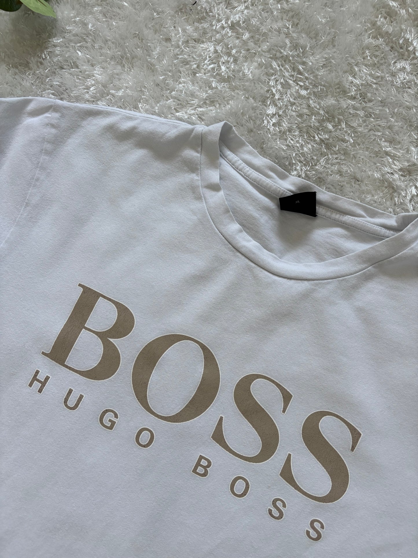 Hugo Boss T-Shirt (Много леко напукана)