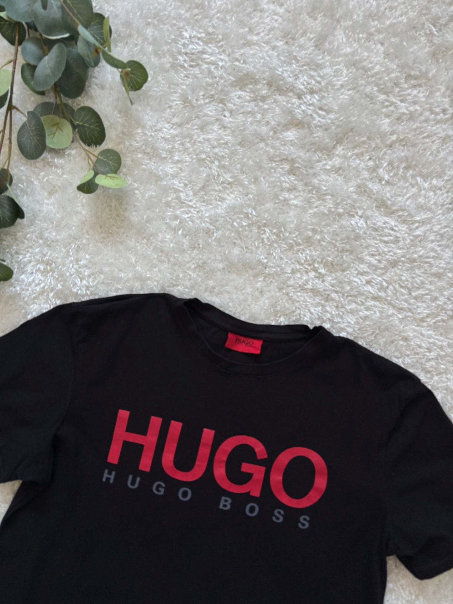 Hugo Boss T-Shirt (Леко Напукана)