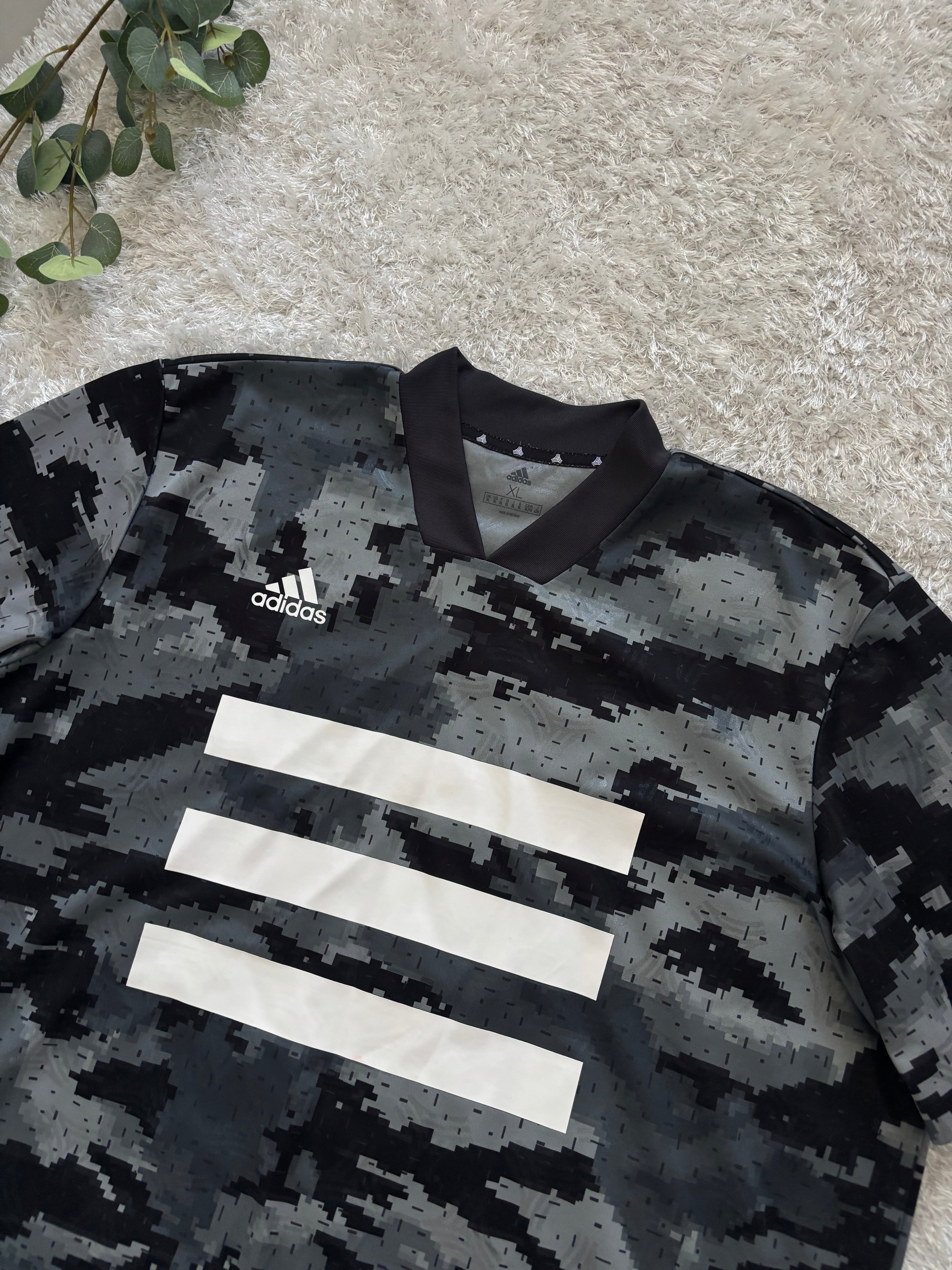 Adidas T-Shirt